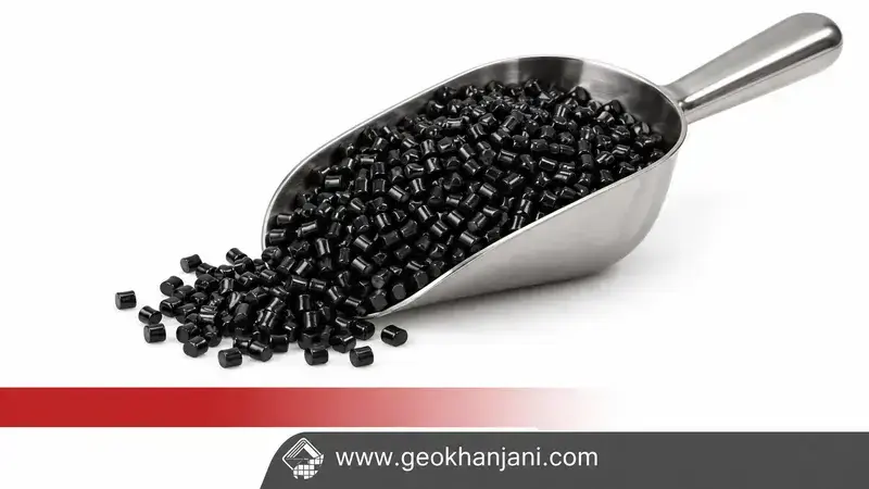 پیمانه فلزی حاوی گرانول مستربچ مشکی روی زمینه سفید