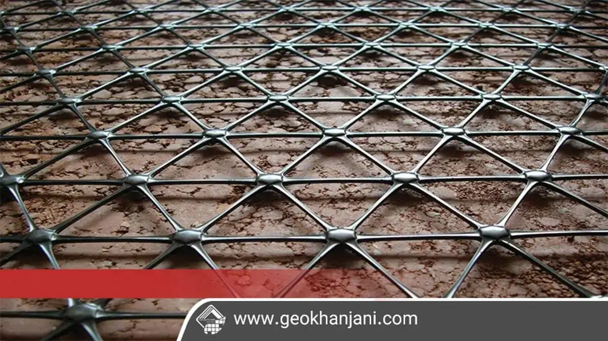 ژئوگریدهای اتصالی Connective Geogrids که به آنها همچنین Geotextile-Geogrid Composite گفته می‌شود، شامل یک لایه پارچه‌ای (geotextile) و یک لایه شبکه‌ای (geogrid) متصل به یکدیگر هستند. 