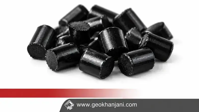 نمای نزدیک سطح و شکل گرانول‌های مستربچ مشکی