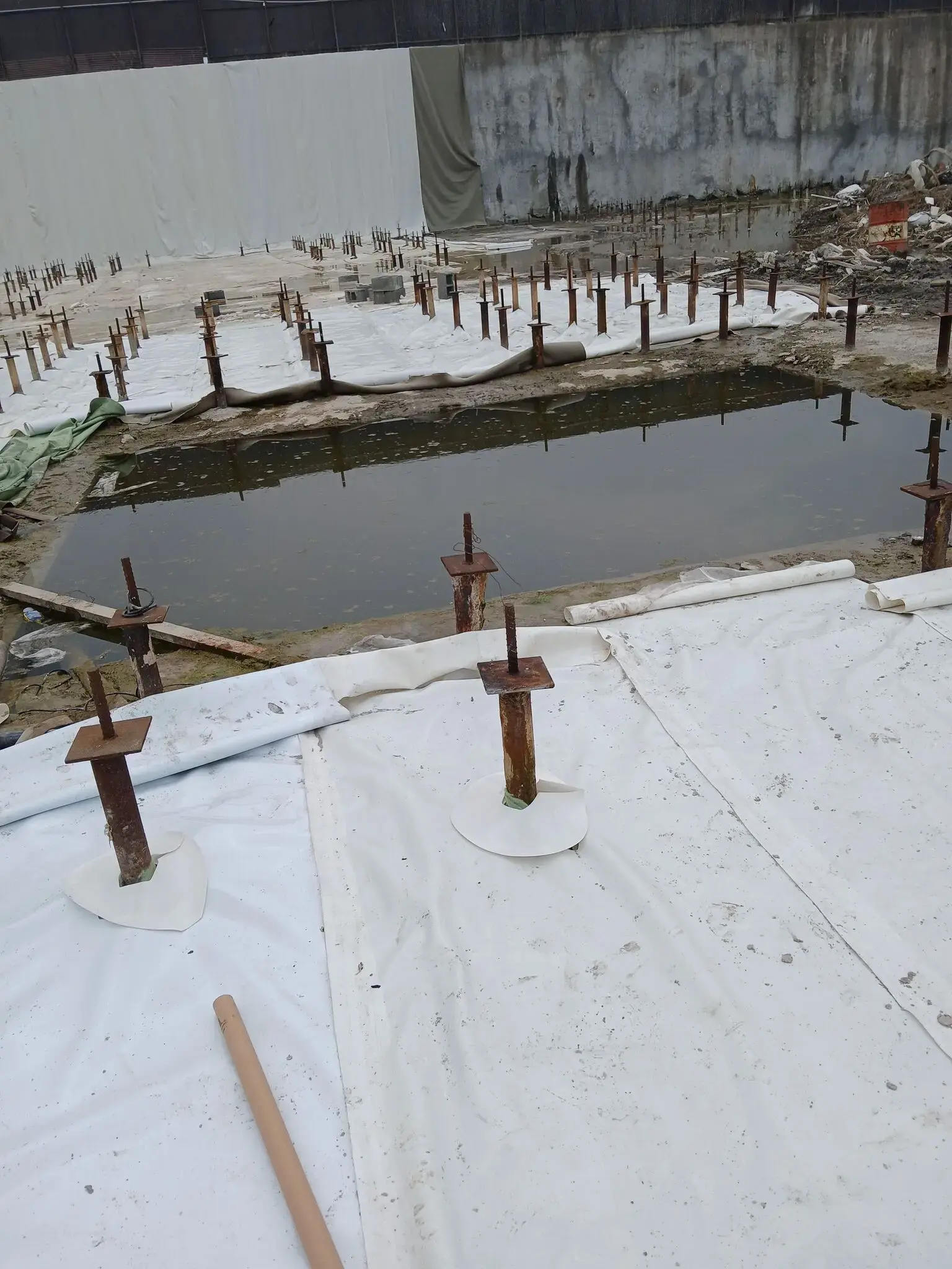 آب بندی و زهکشی کف و دیوار پروژه لوتوس بندر انزلی با ورق ژئوممبران PVC