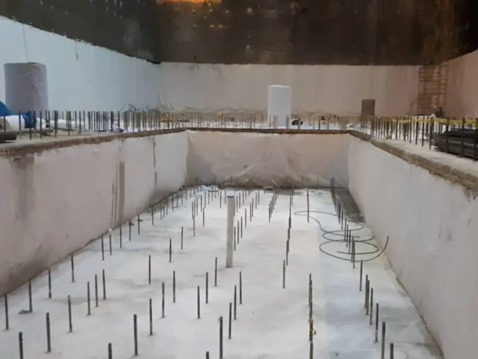ایزولاسیون و زهکشی گود برج بهشت نیاتوس با ورق ژئوممبران PVC